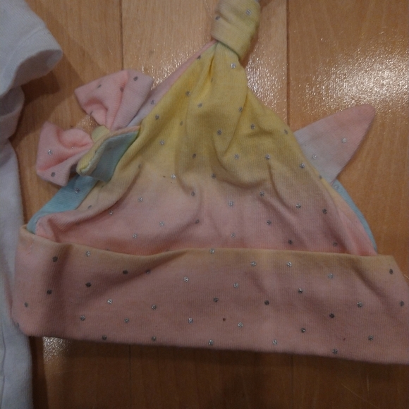 3/20$ 0-3m unicorn onesie and hat - Picture 2 of 9